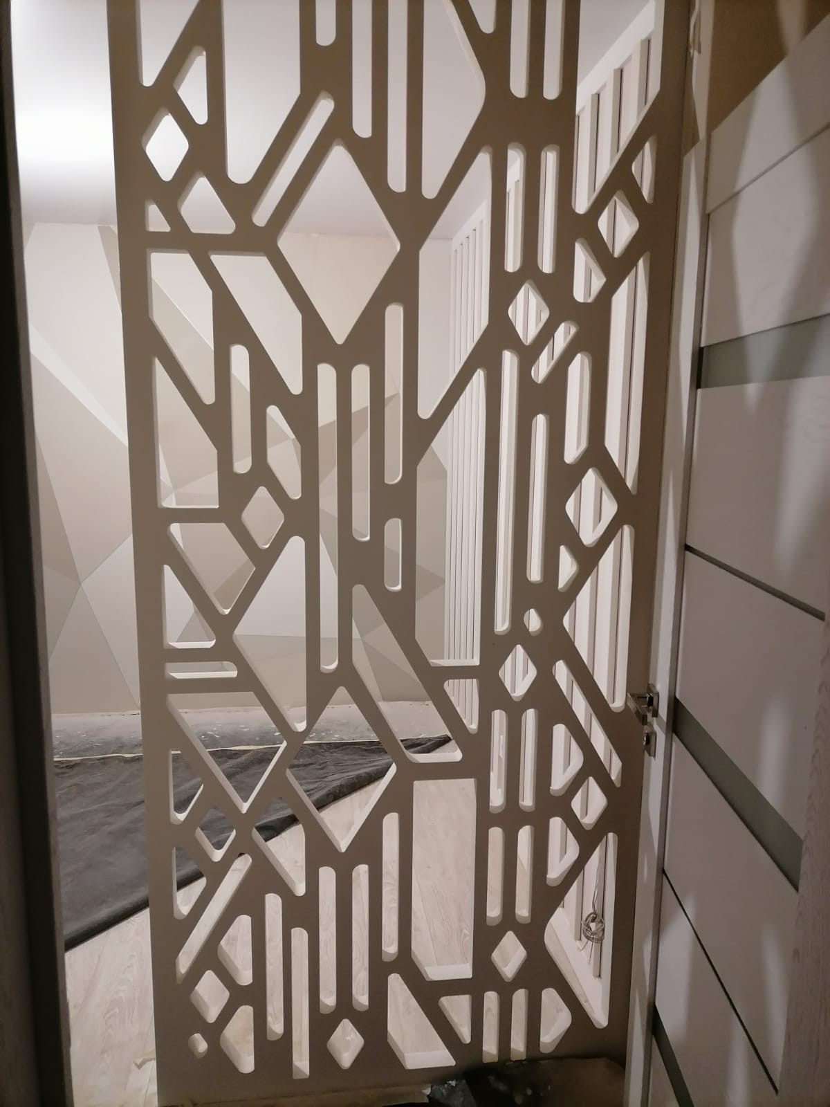 Спальня для девушки с использованием реек и перегородки