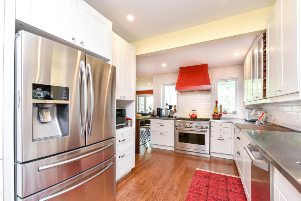 Kitchen - transitional kitchen idea in Ottawa