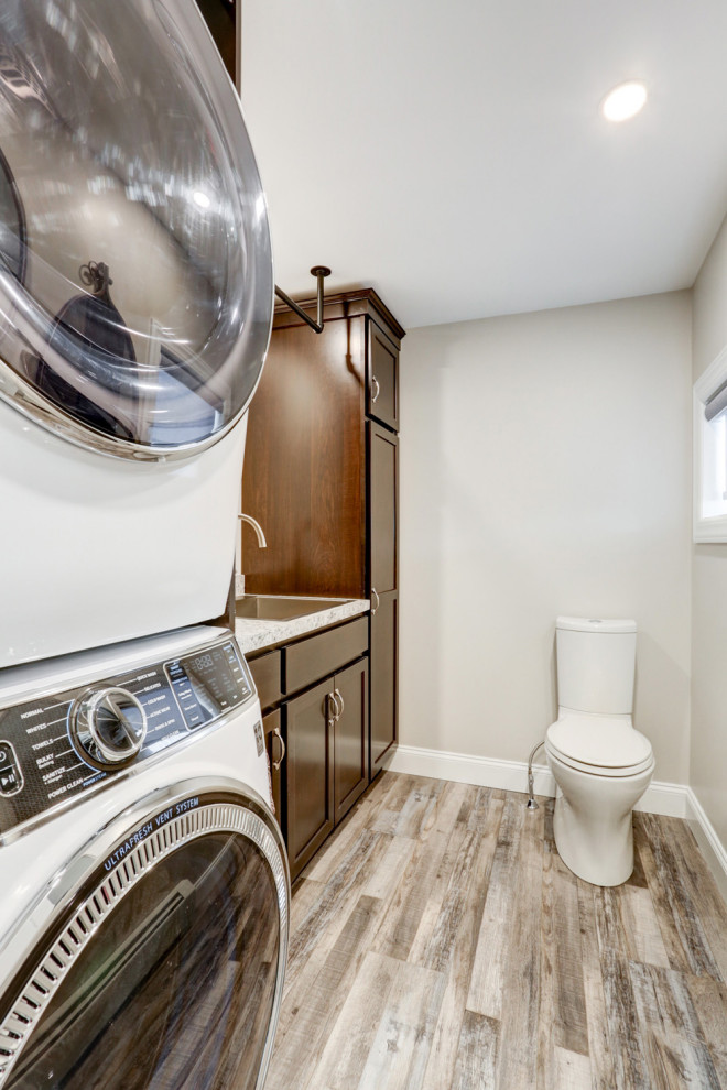Idéer för ett litet modernt grå badrum, med bruna skåp, en toalettstol med separat cisternkåpa, grå väggar, vinylgolv, ett nedsänkt handfat, laminatbänkskiva och brunt golv