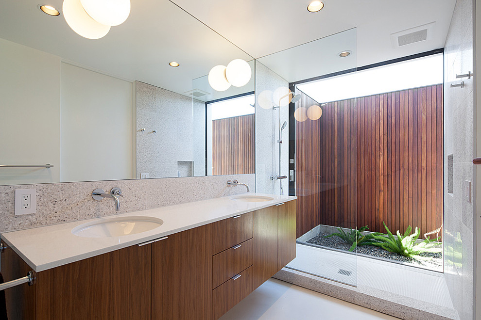 Photo of a mid-sized midcentury master bathroom in Los Angeles with flat-panel cabinets, medium wood cabinets, an alcove shower, grey walls, an undermount sink, an open shower, engineered quartz benchtops and white floor.