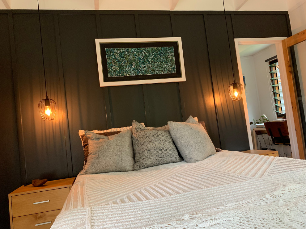 Пример оригинального дизайна: маленькая хозяйская спальня в стиле фьюжн с черными стенами, паркетным полом среднего тона, коричневым полом, балками на потолке и панелями на стенах для на участке и в саду