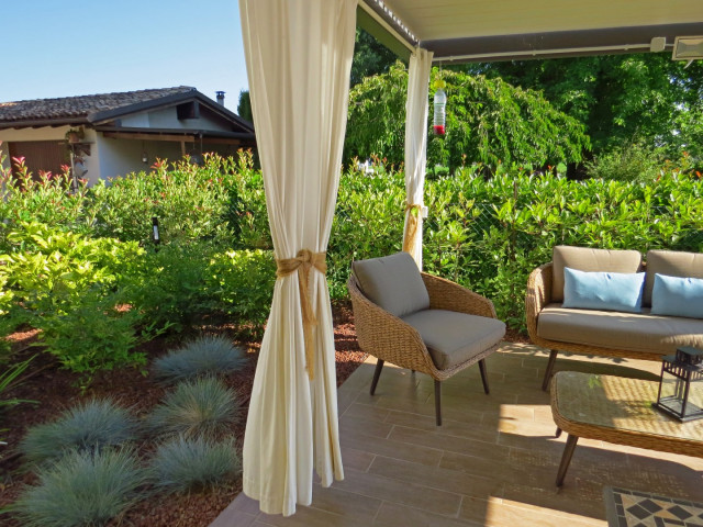 Pergolato con piante e arredamento minimale contemporary-deck