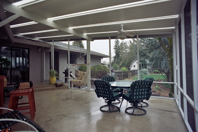 Windsor Screen Room modern-veranda