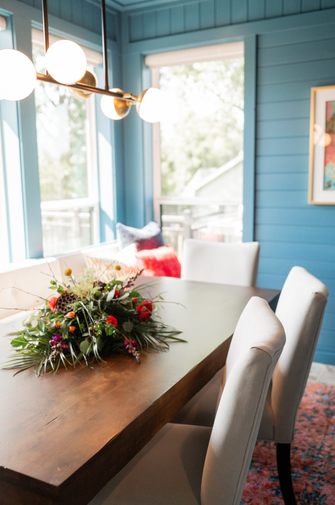 Diseño de comedor contemporáneo de tamaño medio cerrado con paredes azules, suelo de madera en tonos medios y suelo beige
