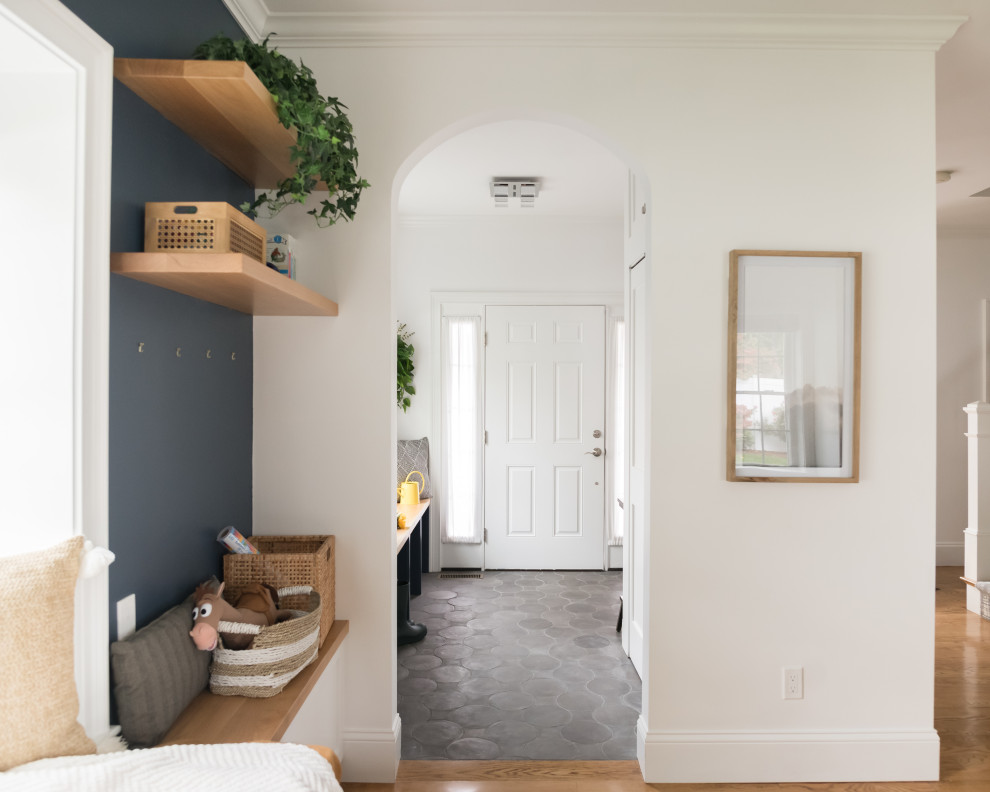Inspiration för ett mellanstort vintage kapprum, med vita väggar, klinkergolv i keramik, en enkeldörr, en vit dörr och grått golv