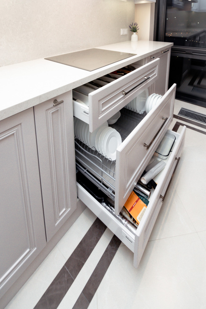 Нежно-серая кухня в неоклассическом стиле