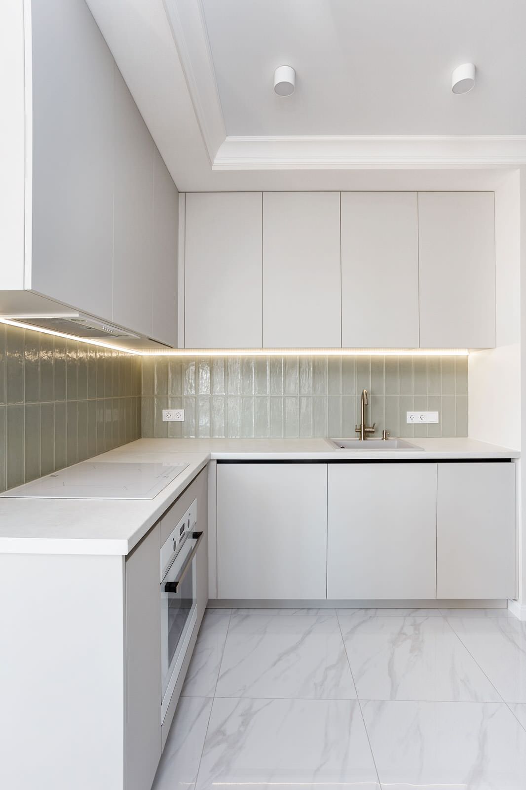 Светлая кухня с отдельным шкафом для холодильника