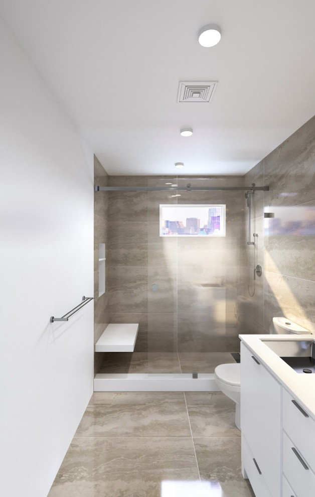 Пример оригинального дизайна: маленькая ванная комната в современном стиле с плоскими фасадами, белыми фасадами, душем в нише, унитазом-моноблоком, бежевой плиткой, керамогранитной плиткой, бежевыми стенами, полом из керамогранита, душевой кабиной, накладной раковиной, столешницей из искусственного кварца, бежевым полом, душем с раздвижными дверями, белой столешницей, сиденьем для душа, тумбой под одну раковину и напольной тумбой для на участке и в саду