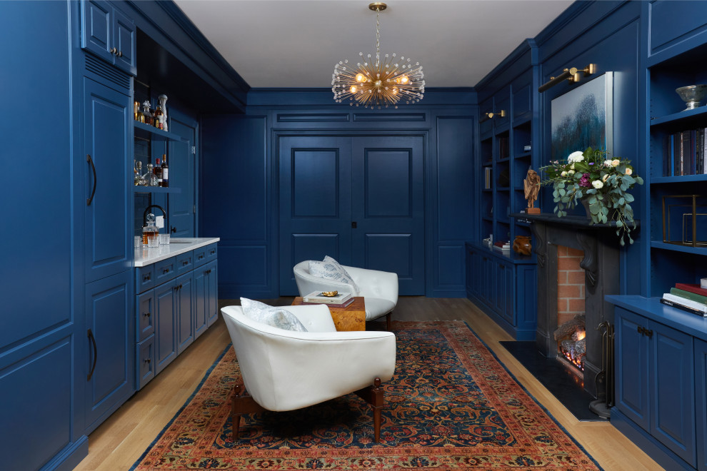 Fernseherlose, Abgetrennte Klassische Bibliothek mit blauer Wandfarbe, braunem Holzboden, Kamin, braunem Boden und Wandpaneelen in New York