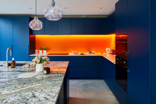 Kuchen Mit Quarzit Arbeitsplatte Und Kuchenruckwand In Orange Ideen Design Bilder Houzz