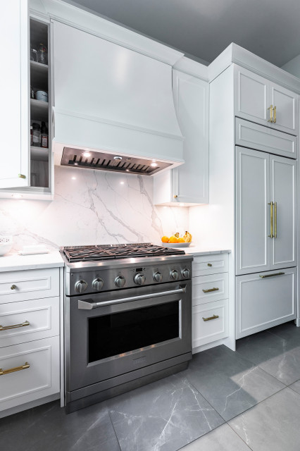 Three tone kitchen clasico-renovado-cocina