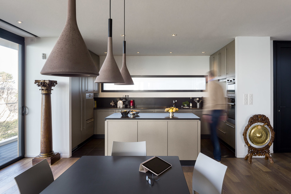 Mid-sized contemporary u-shaped eat-in kitchen in Brest with with island.