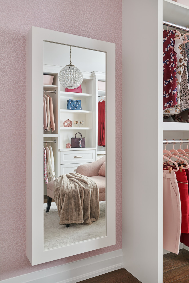 Inspiration för mellanstora klassiska sovrum, med rosa väggar