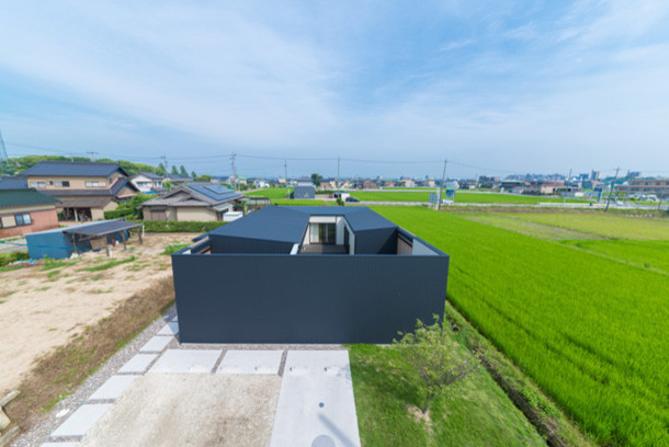 光庭の家 trendy-hus-og-facade