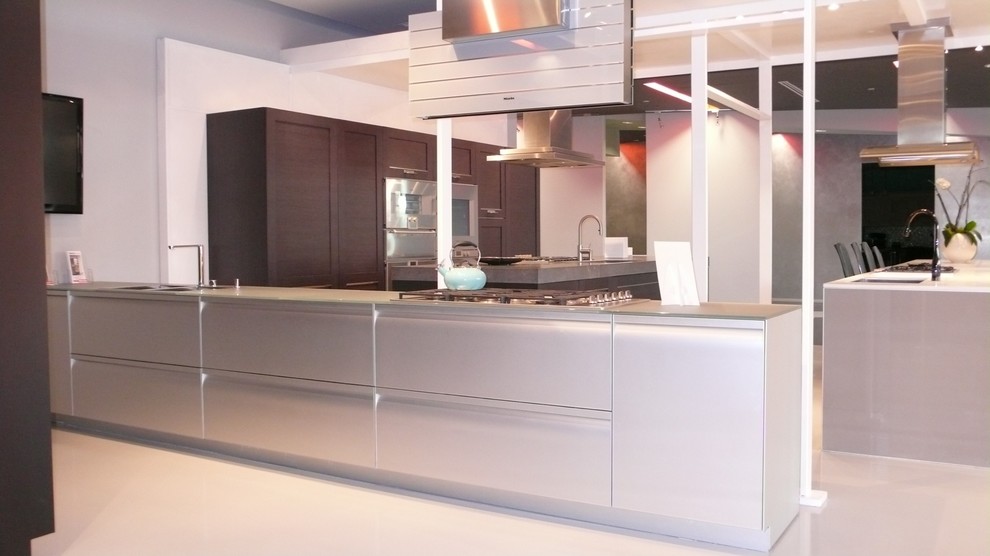 Example of a transitional kitchen design in Los Angeles