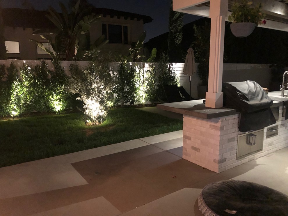 Photo of a mid-sized contemporary patio in Orange County.