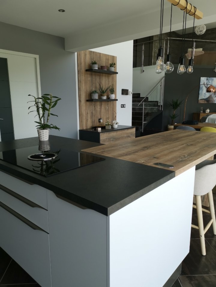 This is an example of a modern kitchen in Nancy.