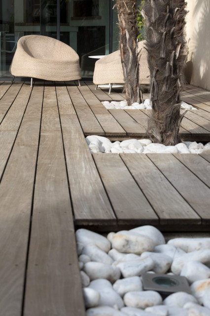 Plage piscine &agrave; Carry le Rouet contemporary-deck