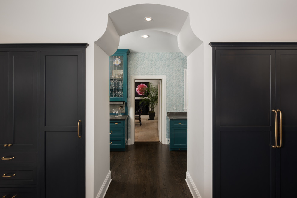 Transitional hallway photo in Chicago