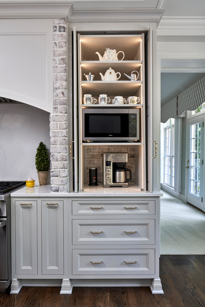 Foto på ett mellanstort vintage vit kök, med en rustik diskho, luckor med profilerade fronter, grå skåp, bänkskiva i kvarts, vitt stänkskydd, rostfria vitvaror, mörkt trägolv, en köksö och brunt golv