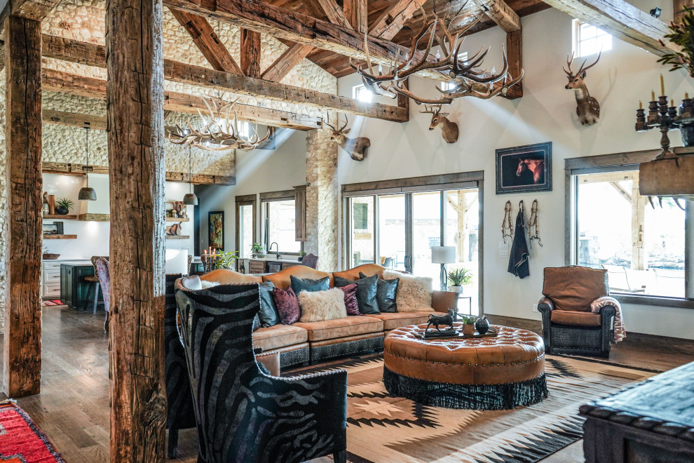 Mountain style home design photo in Austin