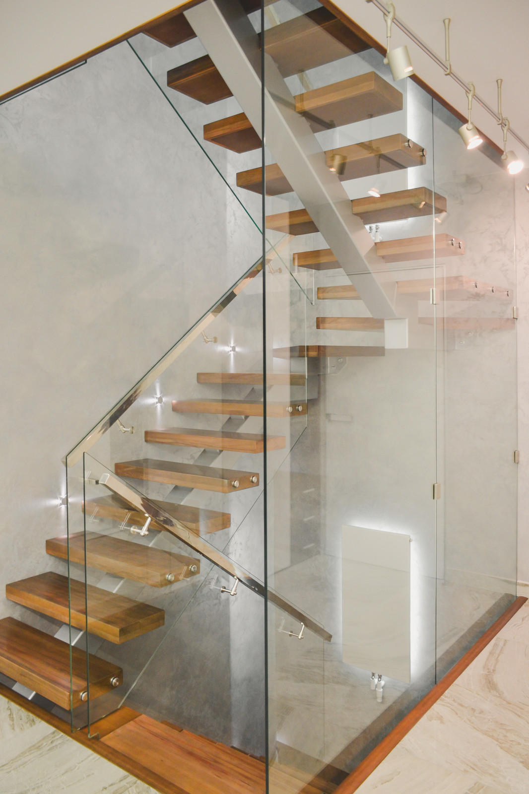 Деревянная лестница в загородном доме