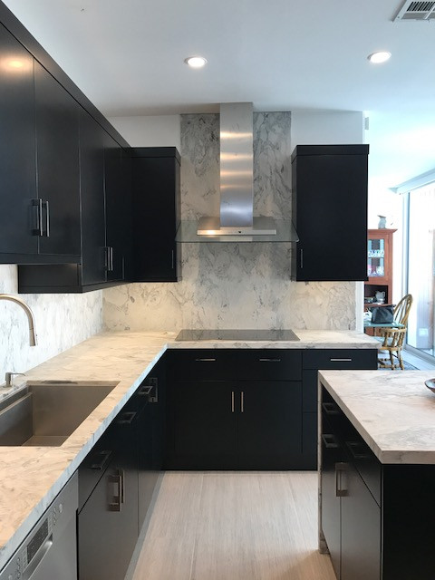 This mid-century modern Beverly Hills home was given a refined kitchen transformation that restores harmony with its original architectural aesthetic. The previous 1990's remodel was replaced with sle