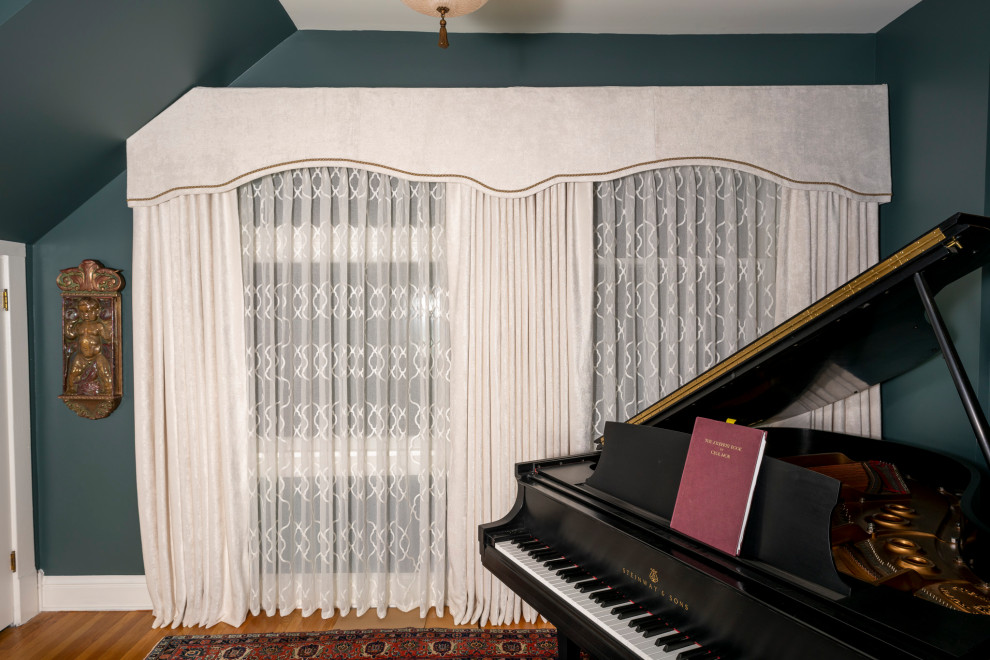Источник вдохновения для домашнего уюта: изолированная гостиная комната среднего размера в классическом стиле с музыкальной комнатой, зелеными стенами, светлым паркетным полом и коричневым полом