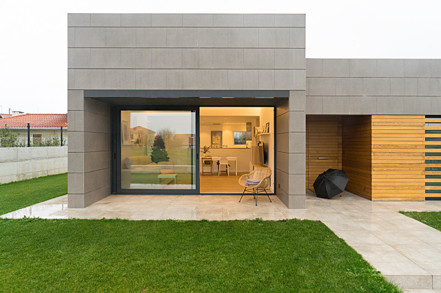 VIVIENDA EN SOMO modern-house-exterior