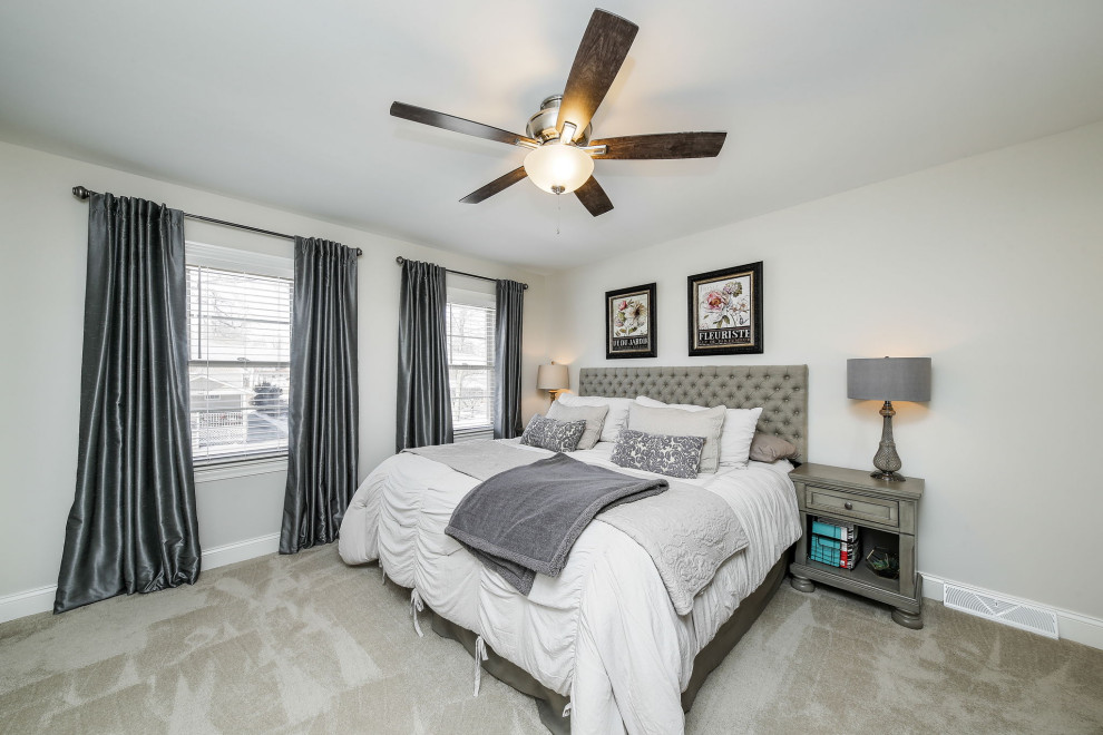 Ejemplo de dormitorio principal clásico renovado con paredes grises, moqueta y suelo beige