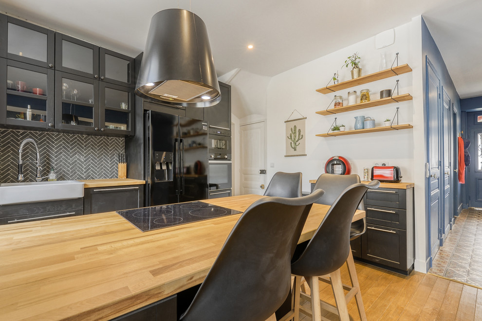 This is an example of a large scandinavian kitchen in Paris.