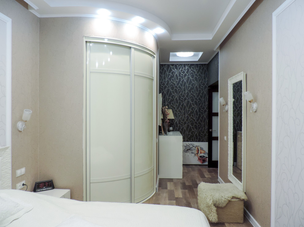 Foto de dormitorio principal tradicional renovado de tamaño medio sin chimenea con paredes multicolor, suelo laminado, suelo rojo, bandeja y papel pintado