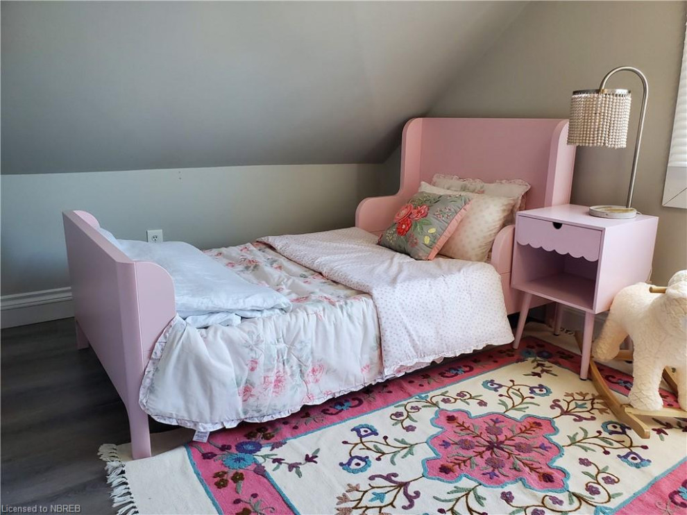 На фото: детская среднего размера в стиле кантри с спальным местом, серыми стенами, полом из ламината и серым полом для ребенка от 1 до 3 лет, девочки