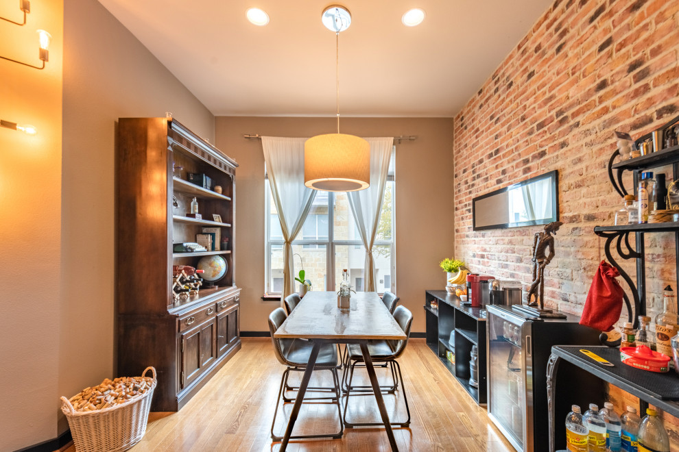Стильный дизайн: большая кухня-столовая в стиле лофт с светлым паркетным полом, желтым полом, кирпичными стенами и бежевыми стенами - последний тренд