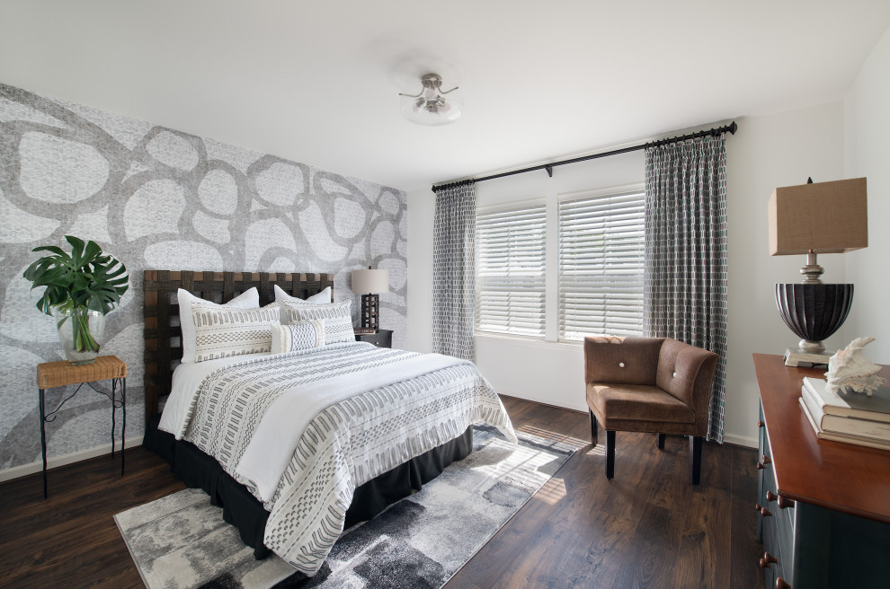 他の地域にある小さなエクレクティックスタイルのおしゃれな客用寝室 (ラミネートの床、茶色い床、壁紙) のレイアウト