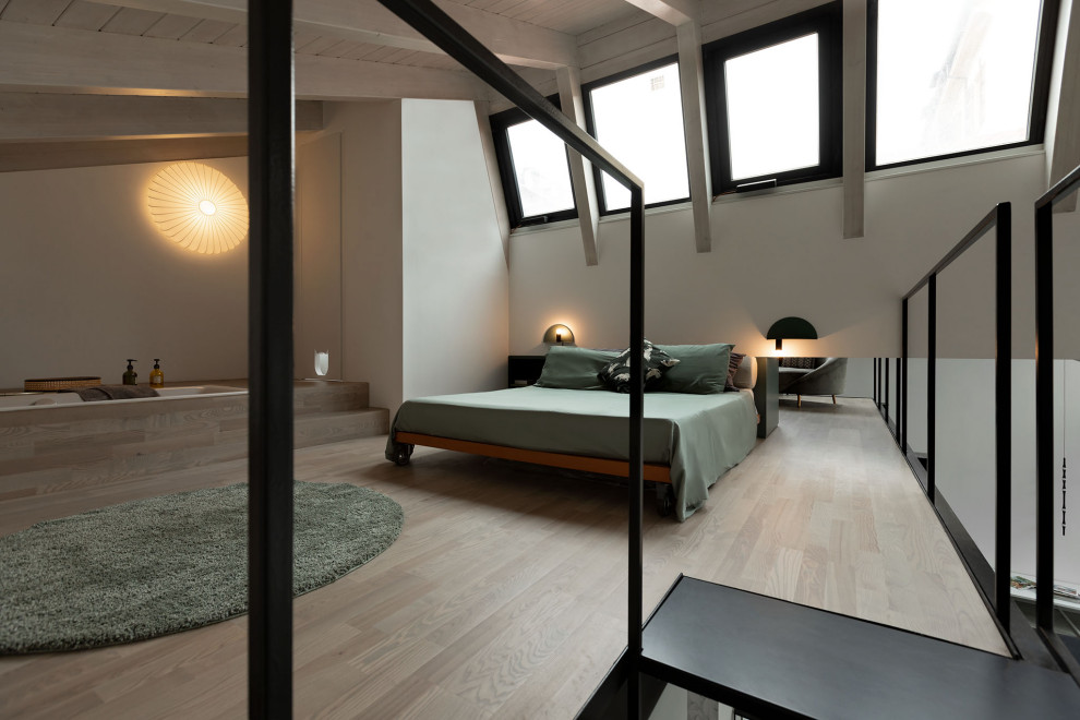 Aménagement d'une chambre mansardée ou avec mezzanine contemporaine de taille moyenne avec un mur blanc, un sol en bois brun, un sol beige et poutres apparentes.