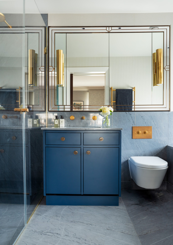 Ispirazione per una stanza da bagno tradizionale con ante lisce, ante blu e un lavabo