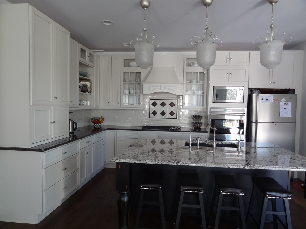 Transitional kitchen photo in Chicago