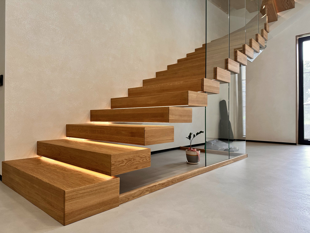 Консольная лестница с ограждением из стекла