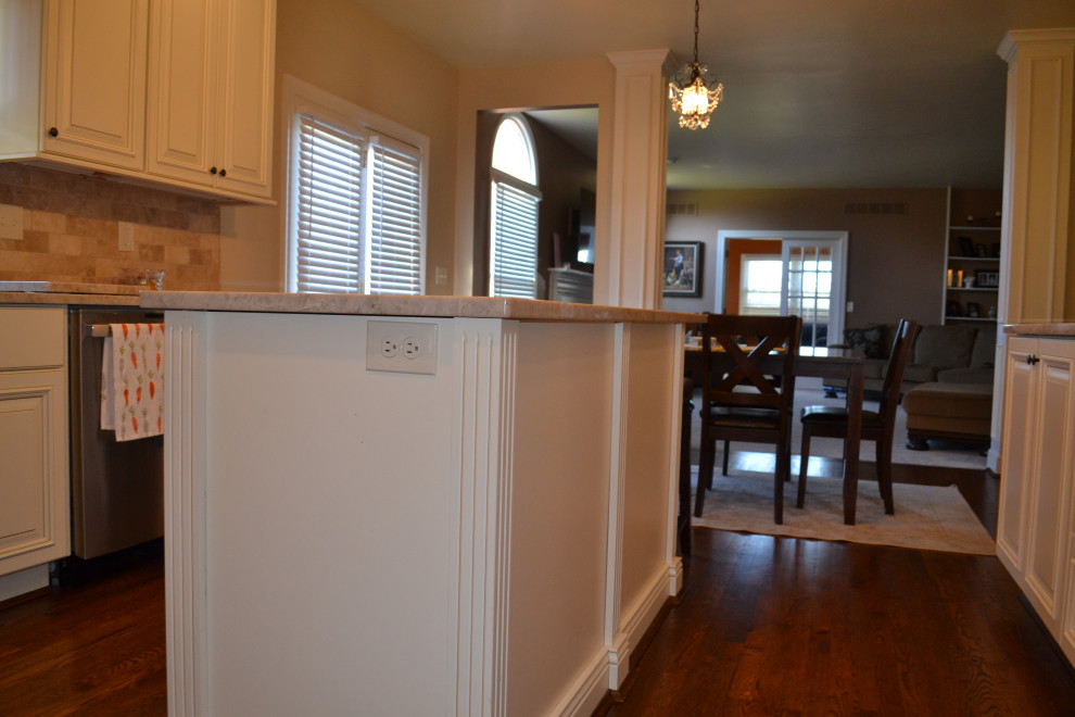 Kitchen - transitional kitchen idea in Cincinnati