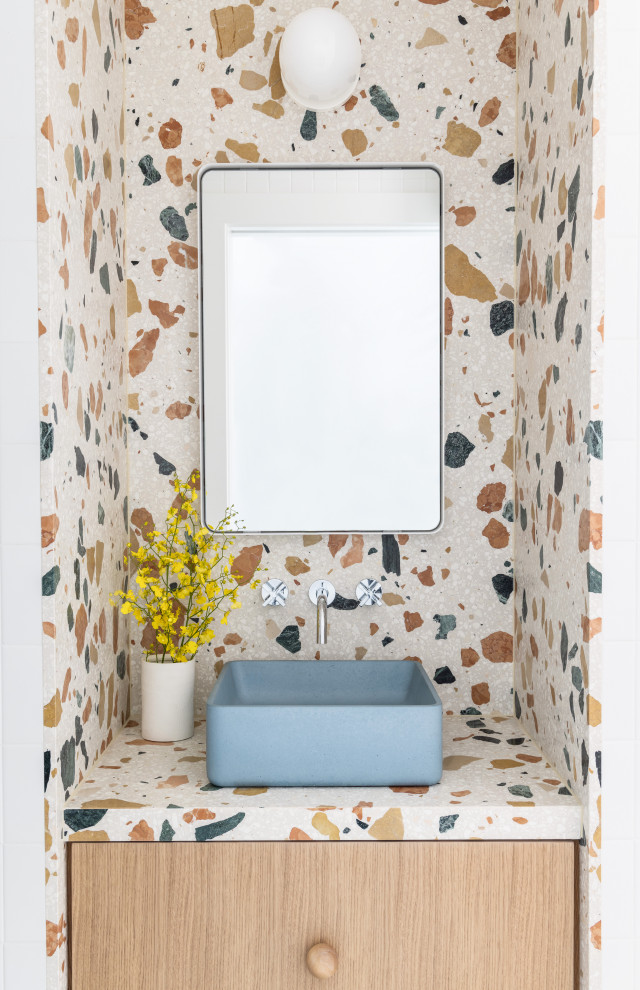 Foto de cuarto de baño único y a medida contemporáneo con armarios con paneles lisos, puertas de armario de madera clara, lavabo sobreencimera, encimera de terrazo y encimeras multicolor