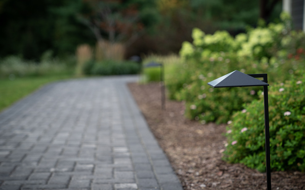 Inspiration for a transitional landscaping in Milwaukee.