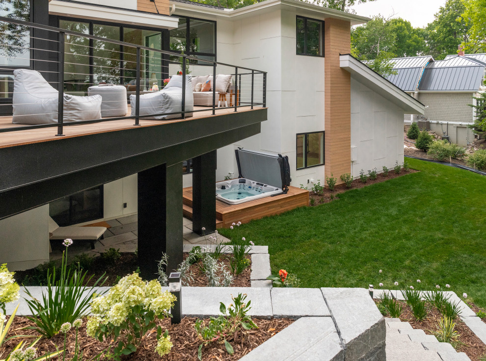 Großes Modernes Einfamilienhaus mit Mix-Fassade, weißer Fassadenfarbe, Flachdach, Misch-Dachdeckung, Wandpaneelen und schwarzem Dach in Minneapolis