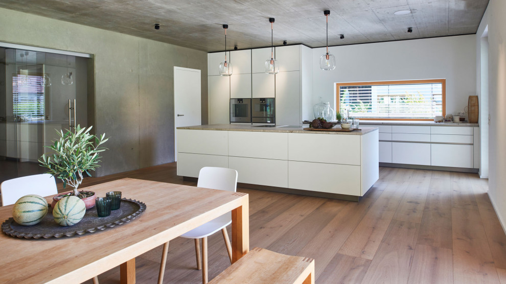 Idee per un cucina con isola centrale minimalista con ante lisce e ante bianche