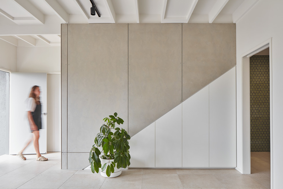 На фото: фойе среднего размера в современном стиле с белыми стенами, полом из керамической плитки, одностворчатой входной дверью, коричневой входной дверью, коричневым полом, балками на потолке и деревянными стенами