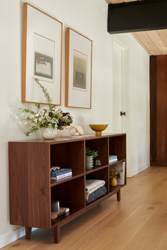 На фото: коридор в стиле ретро с белыми стенами, светлым паркетным полом, коричневым полом и деревянным потолком с