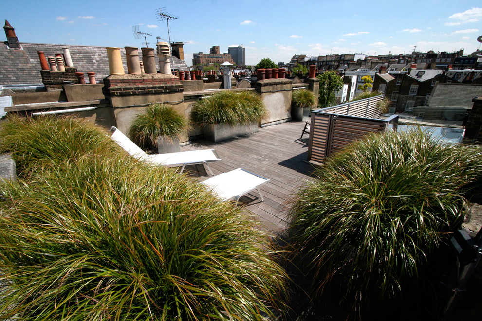 Photo of a beach style rooftop deck in London.