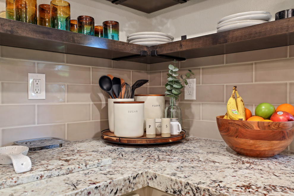 Idéer för funkis flerfärgat kök och matrum, med en rustik diskho, grå skåp, granitbänkskiva, grått stänkskydd, stänkskydd i keramik, rostfria vitvaror och en köksö