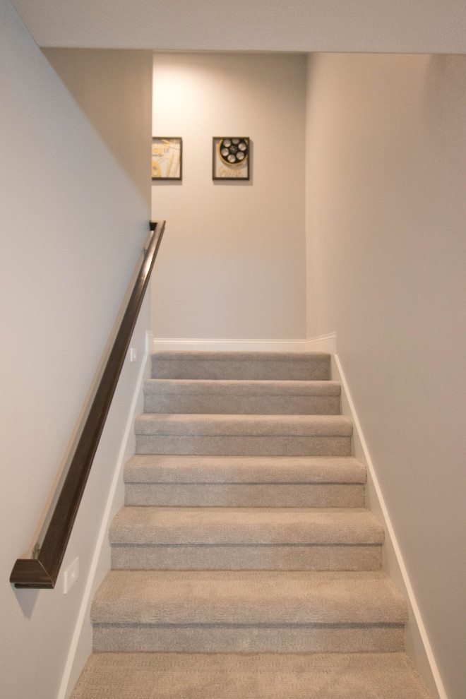 Ejemplo de escalera en U clásica renovada con escalones enmoquetados, contrahuellas enmoquetadas y barandilla de madera
