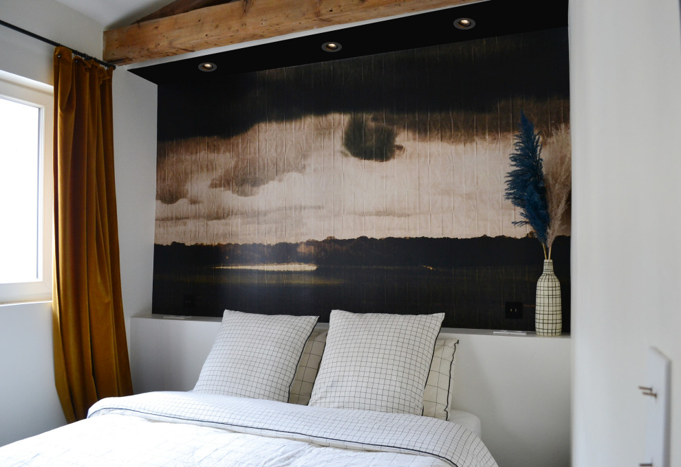 Diseño de dormitorio principal romántico de tamaño medio sin chimenea con paredes beige, moqueta, suelo negro, vigas vistas y papel pintado